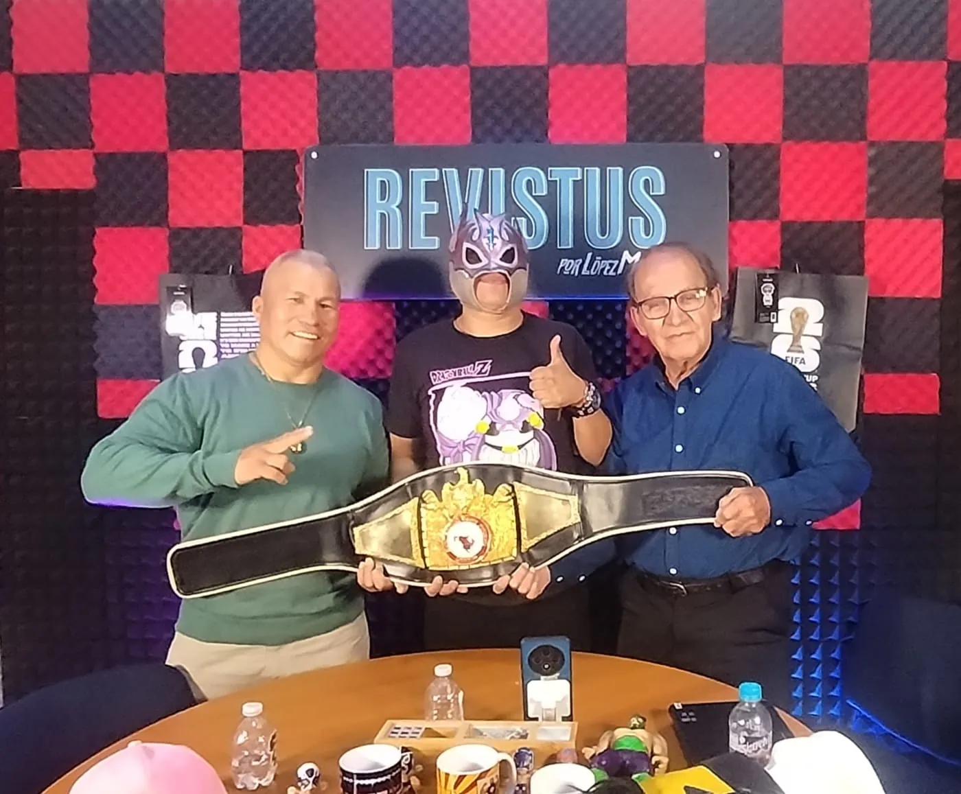Una foto del recuerdo con el luchador Poseidón